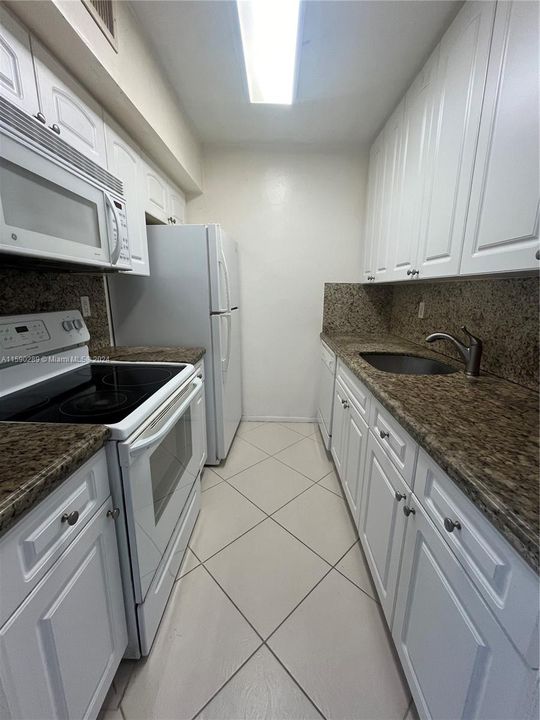 For Sale: $285,000 (1 beds, 1 baths, 875 Square Feet)