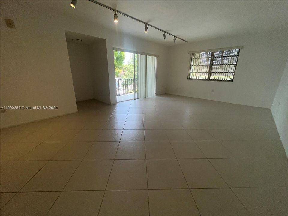 For Sale: $285,000 (1 beds, 1 baths, 875 Square Feet)