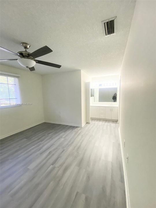 Active With Contract: $3,000 (3 beds, 2 baths, 1372 Square Feet)