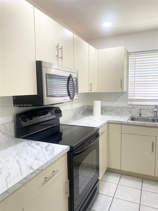 Active With Contract: $3,000 (3 beds, 2 baths, 1372 Square Feet)