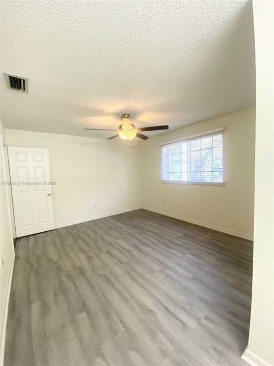 Active With Contract: $3,000 (3 beds, 2 baths, 1372 Square Feet)