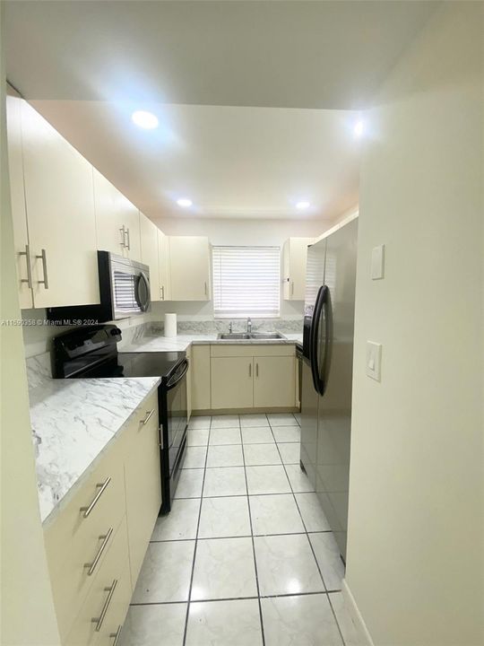 Active With Contract: $3,000 (3 beds, 2 baths, 1372 Square Feet)