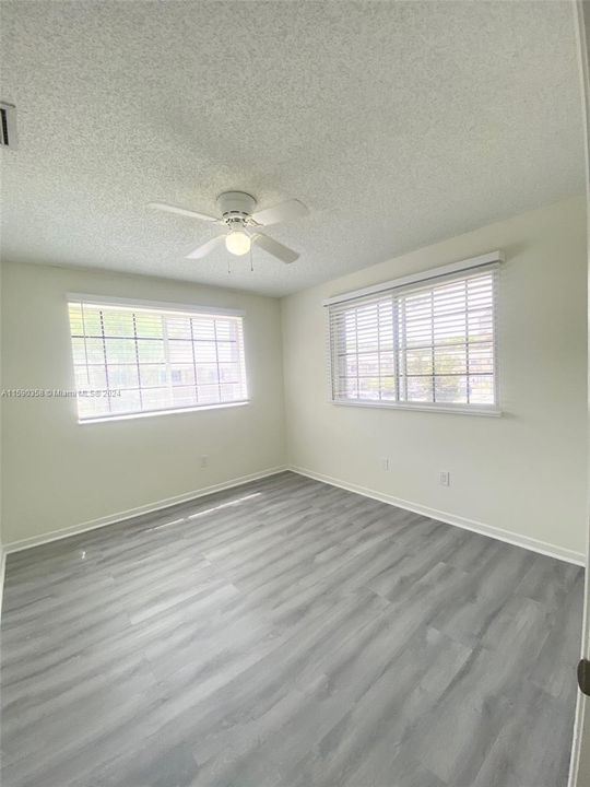 Active With Contract: $3,000 (3 beds, 2 baths, 1372 Square Feet)