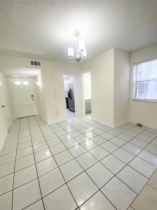 Active With Contract: $3,000 (3 beds, 2 baths, 1372 Square Feet)