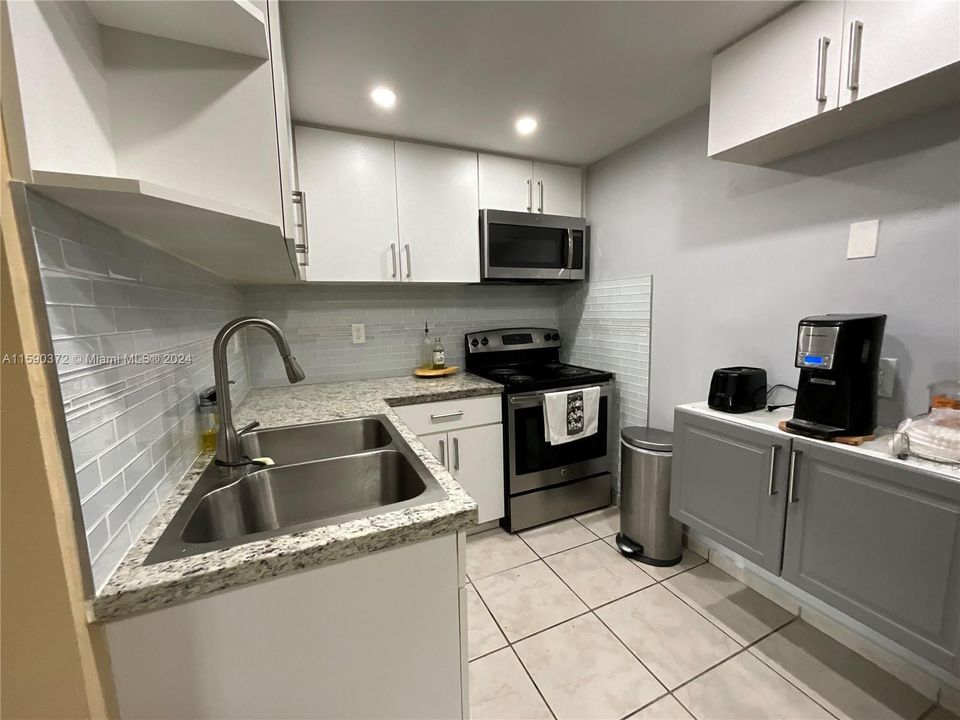 Active With Contract: $215,000 (2 beds, 1 baths, 770 Square Feet)