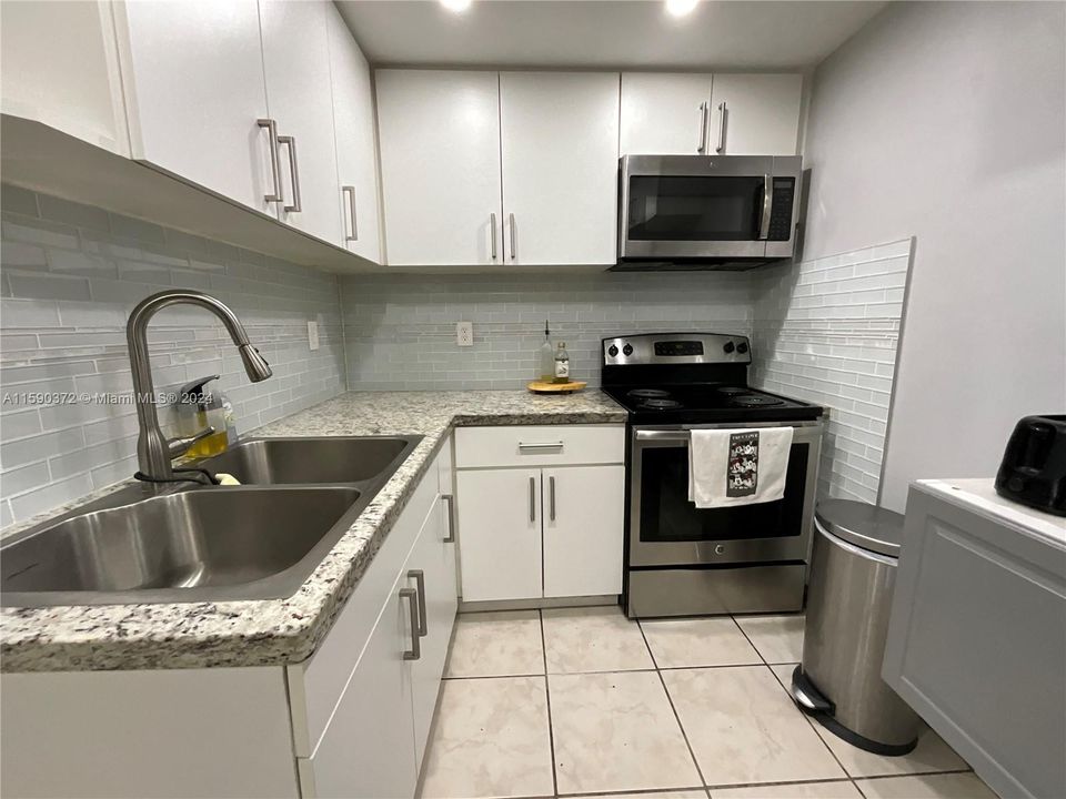 Active With Contract: $215,000 (2 beds, 1 baths, 770 Square Feet)