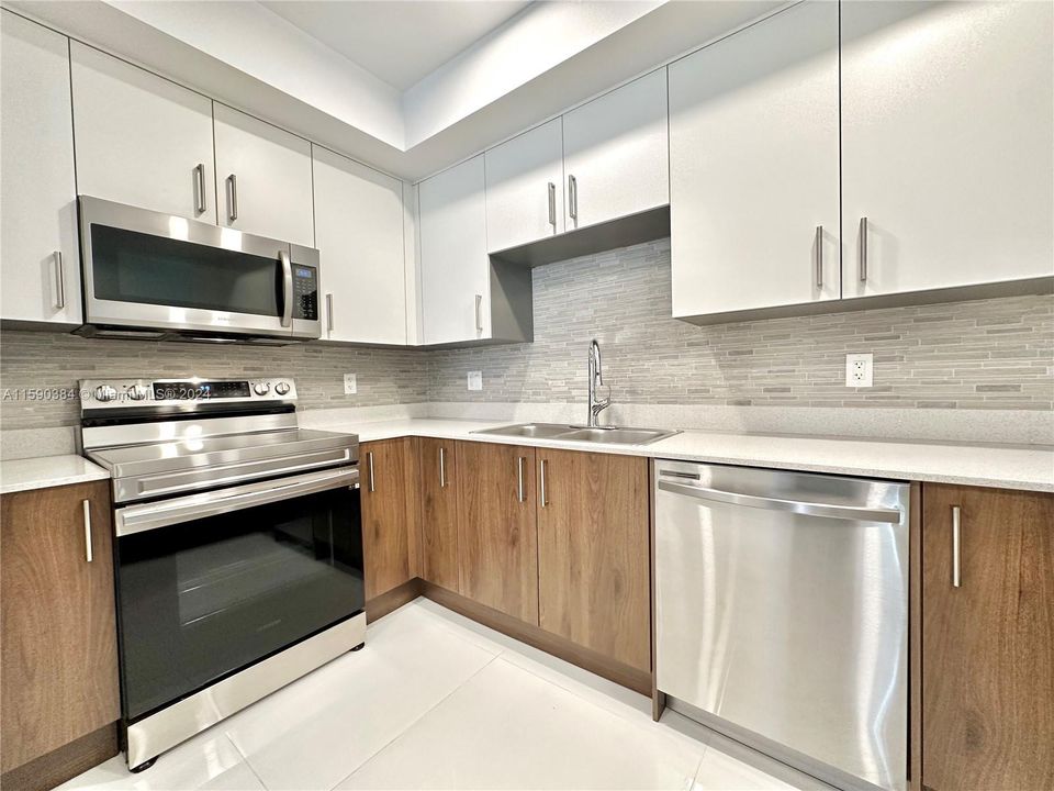 For Sale: $435,000 (2 beds, 2 baths, 1206 Square Feet)