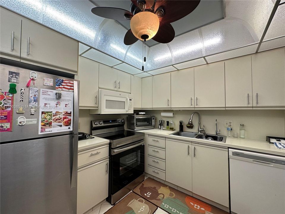 For Sale: $129,000 (1 beds, 1 baths, 798 Square Feet)
