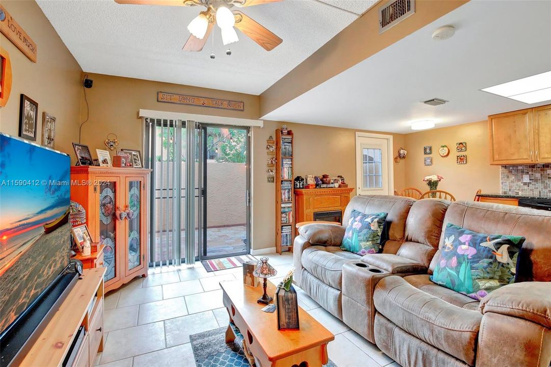 For Sale: $435,000 (2 beds, 2 baths, 1234 Square Feet)