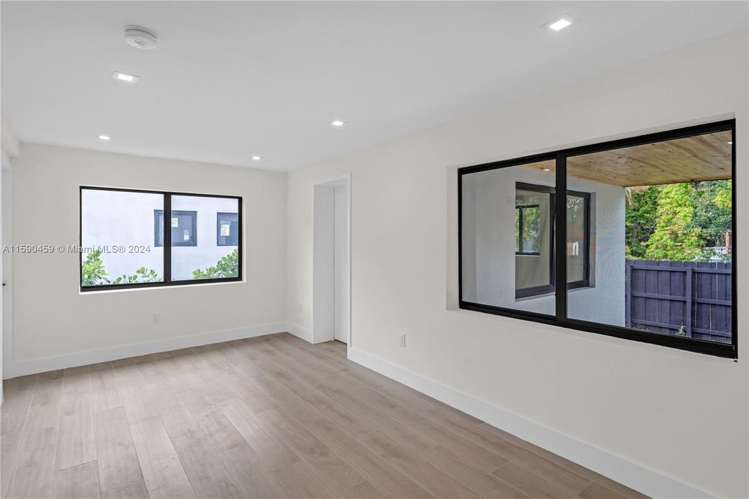 Active With Contract: $900,000 (3 beds, 2 baths, 1470 Square Feet)