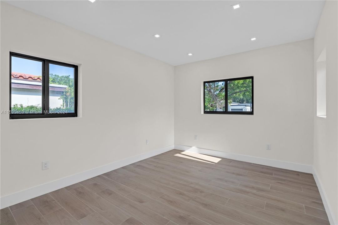 Active With Contract: $900,000 (3 beds, 2 baths, 1470 Square Feet)