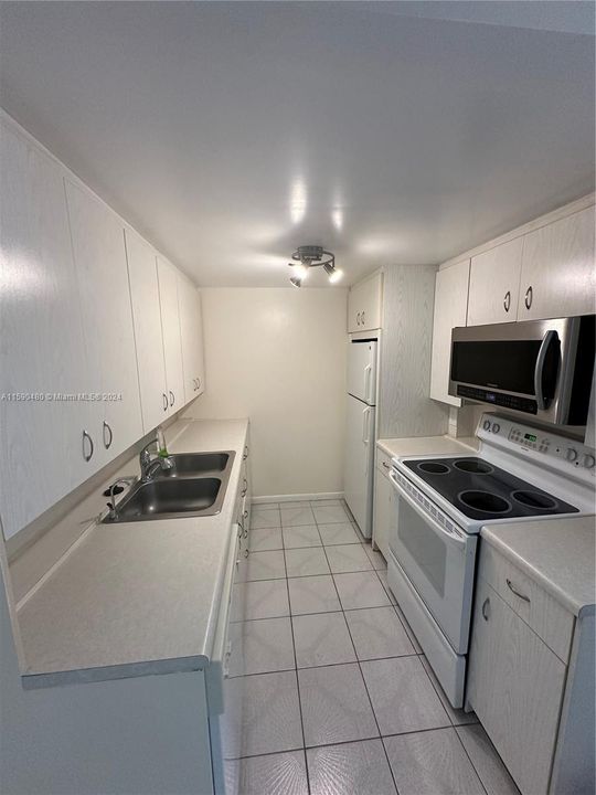 Recently Rented: $1,475 (1 beds, 1 baths, 738 Square Feet)