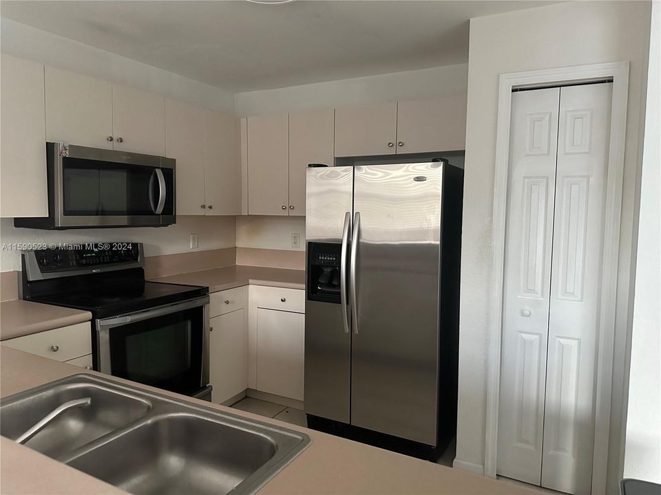 For Rent: $2,750 (3 beds, 2 baths, 1385 Square Feet)