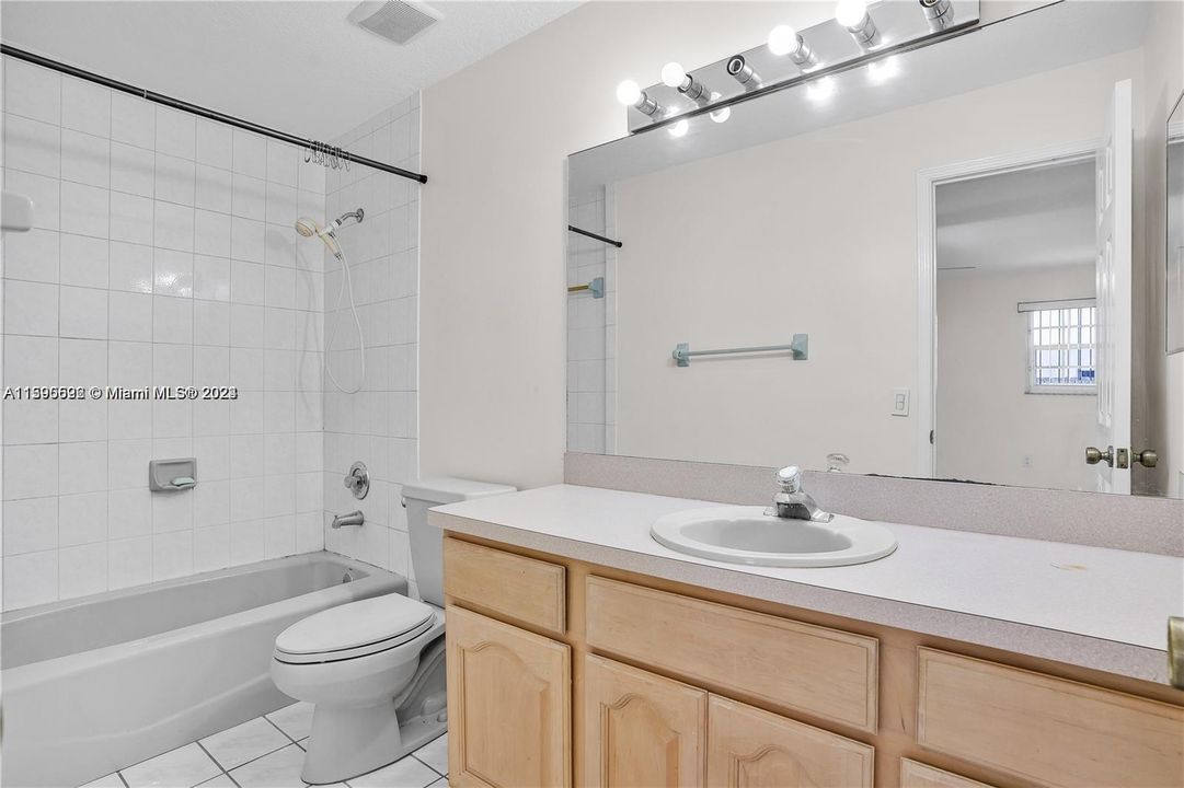 Active With Contract: $2,700 (3 beds, 1 baths, 1250 Square Feet)