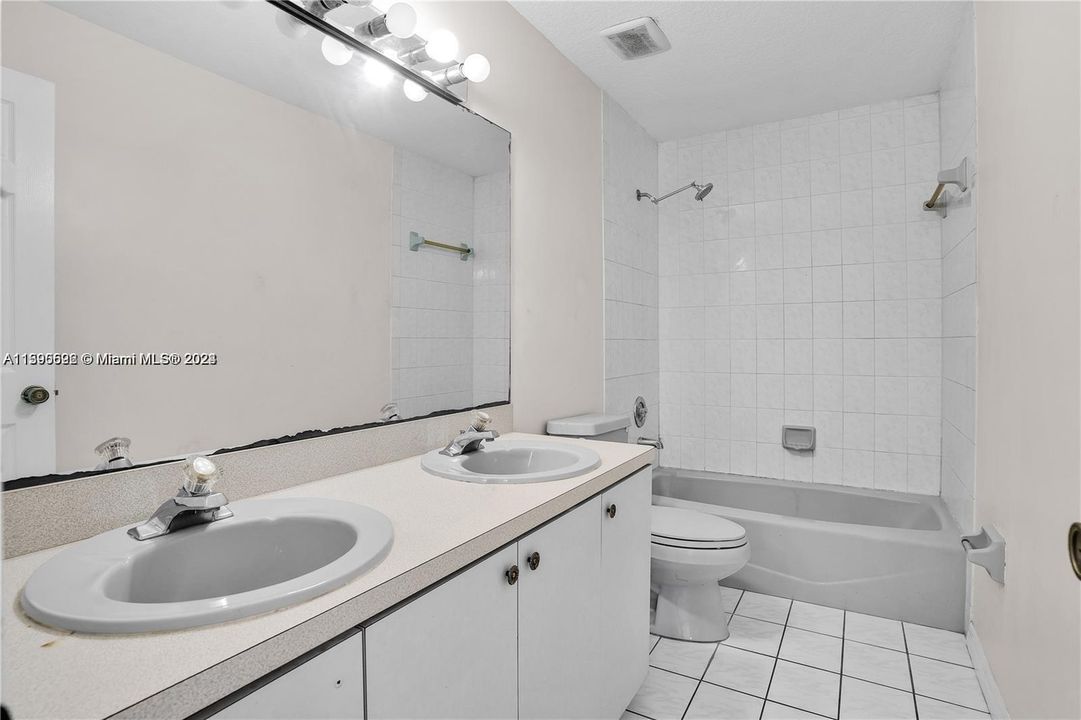 Active With Contract: $2,700 (3 beds, 1 baths, 1250 Square Feet)