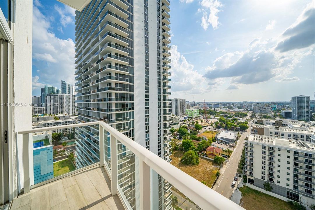 Active With Contract: $1,339,000 (3 beds, 2 baths, 1392 Square Feet)