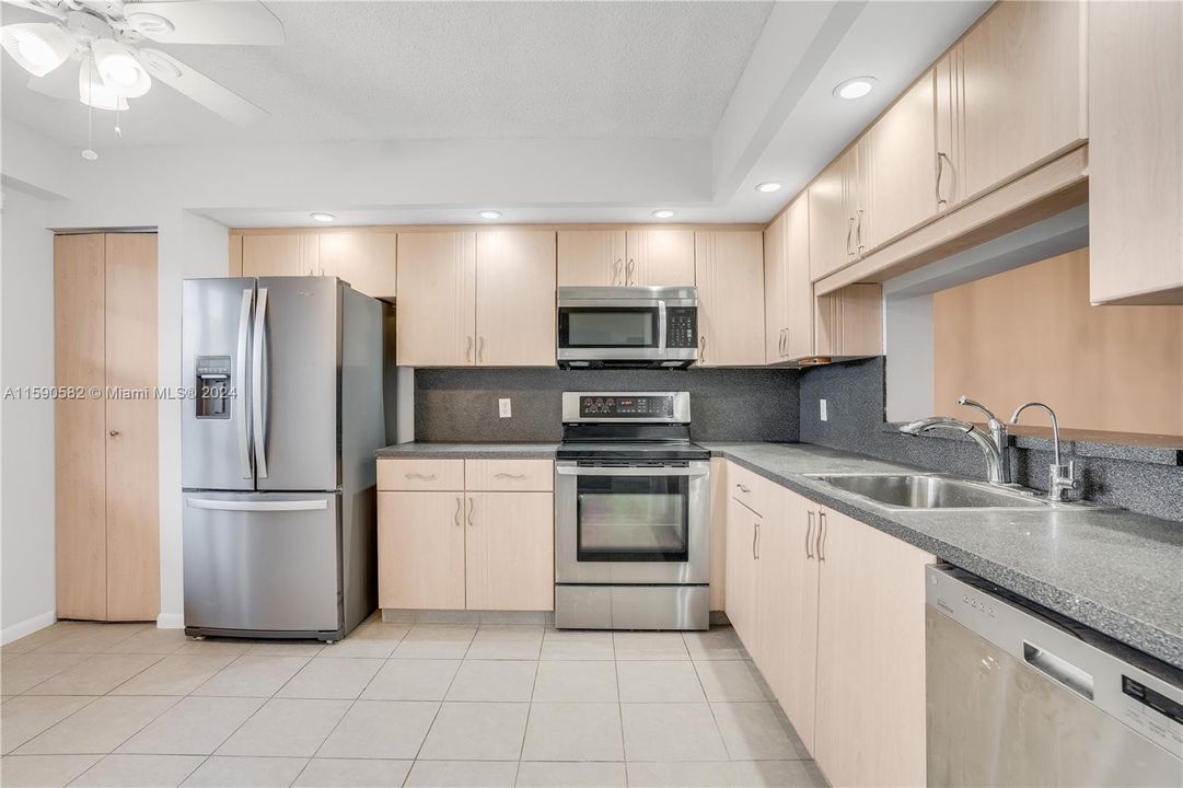 For Sale: $219,000 (2 beds, 2 baths, 1192 Square Feet)