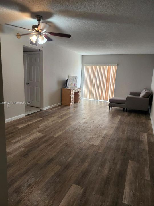 Active With Contract: $189,000 (1 beds, 1 baths, 660 Square Feet)