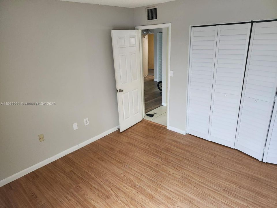 Active With Contract: $189,000 (1 beds, 1 baths, 660 Square Feet)