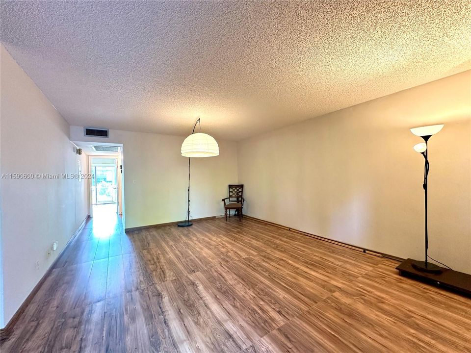 For Sale: $140,900 (2 beds, 2 baths, 1002 Square Feet)