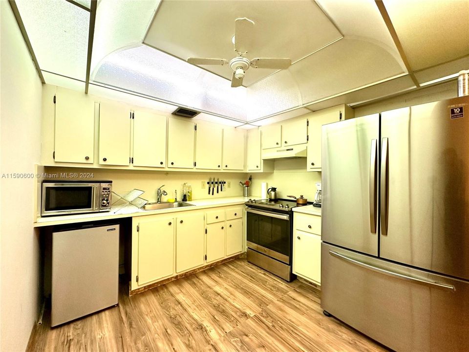 For Sale: $152,000 (2 beds, 2 baths, 1002 Square Feet)