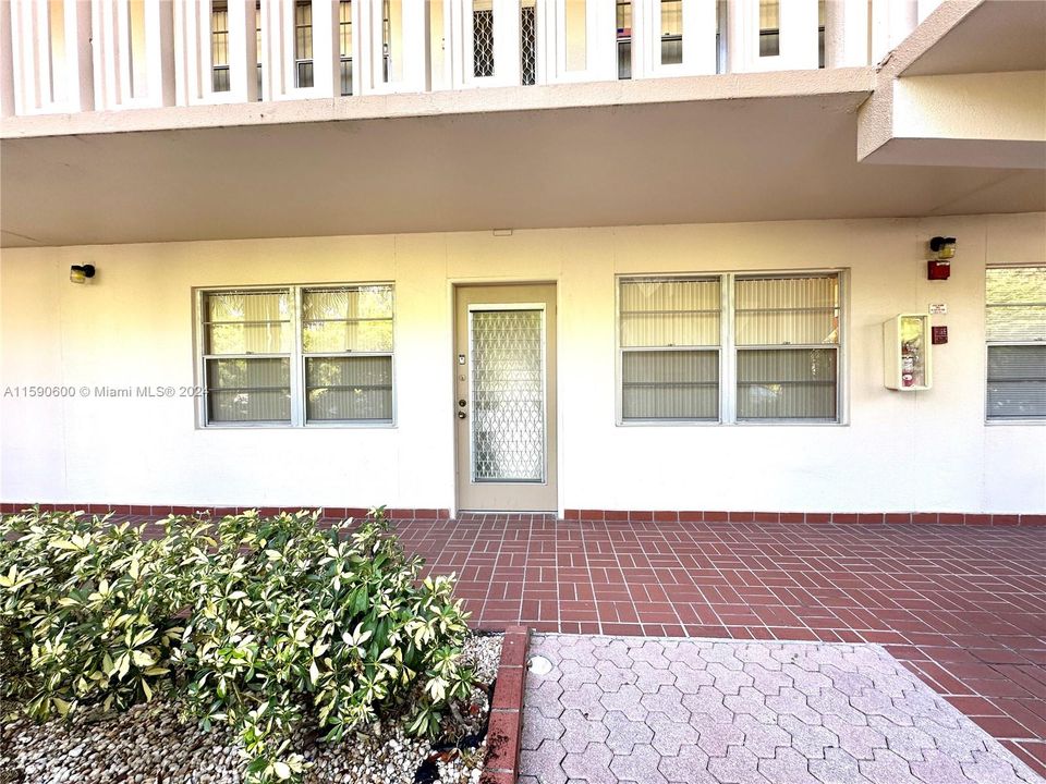 For Sale: $152,000 (2 beds, 2 baths, 1002 Square Feet)