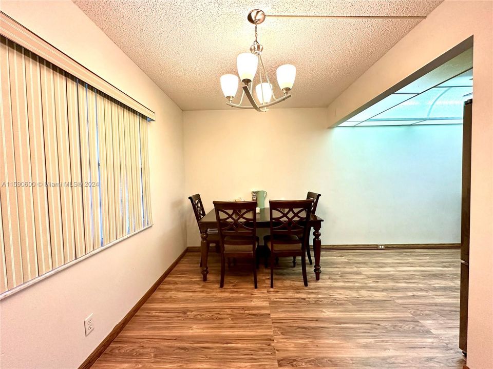 For Sale: $140,900 (2 beds, 2 baths, 1002 Square Feet)