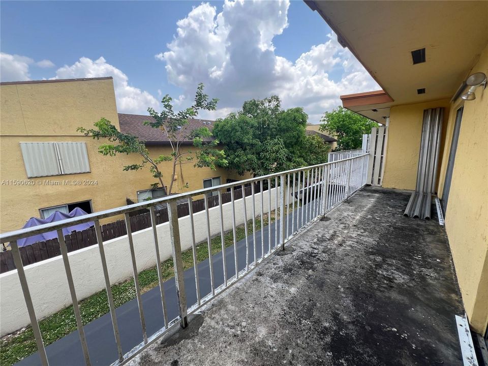 Downstairs balcony is scrrened in.