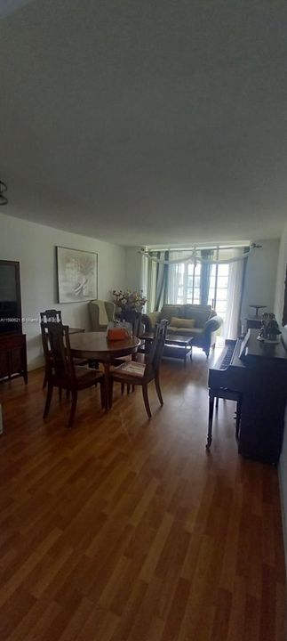 Active With Contract: $1,450 (1 beds, 1 baths, 640 Square Feet)