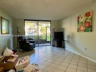 For Sale: $215,000 (1 beds, 1 baths, 773 Square Feet)
