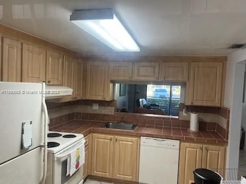 For Sale: $220,000 (1 beds, 1 baths, 773 Square Feet)