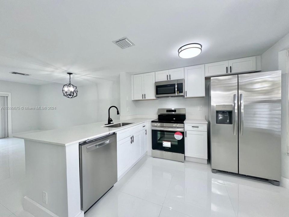 For Sale: $470,000 (2 beds, 2 baths, 1018 Square Feet)