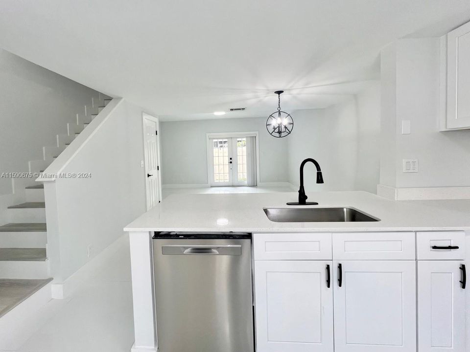 For Sale: $475,000 (2 beds, 2 baths, 1018 Square Feet)