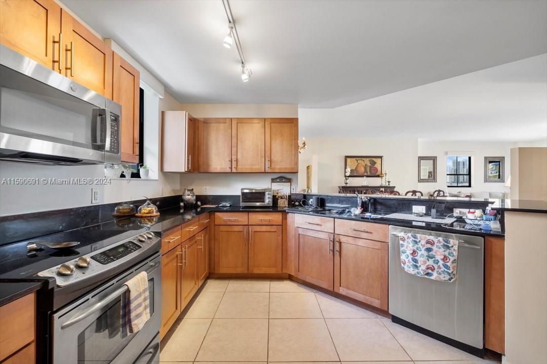 For Sale: $739,500 (2 beds, 2 baths, 1925 Square Feet)