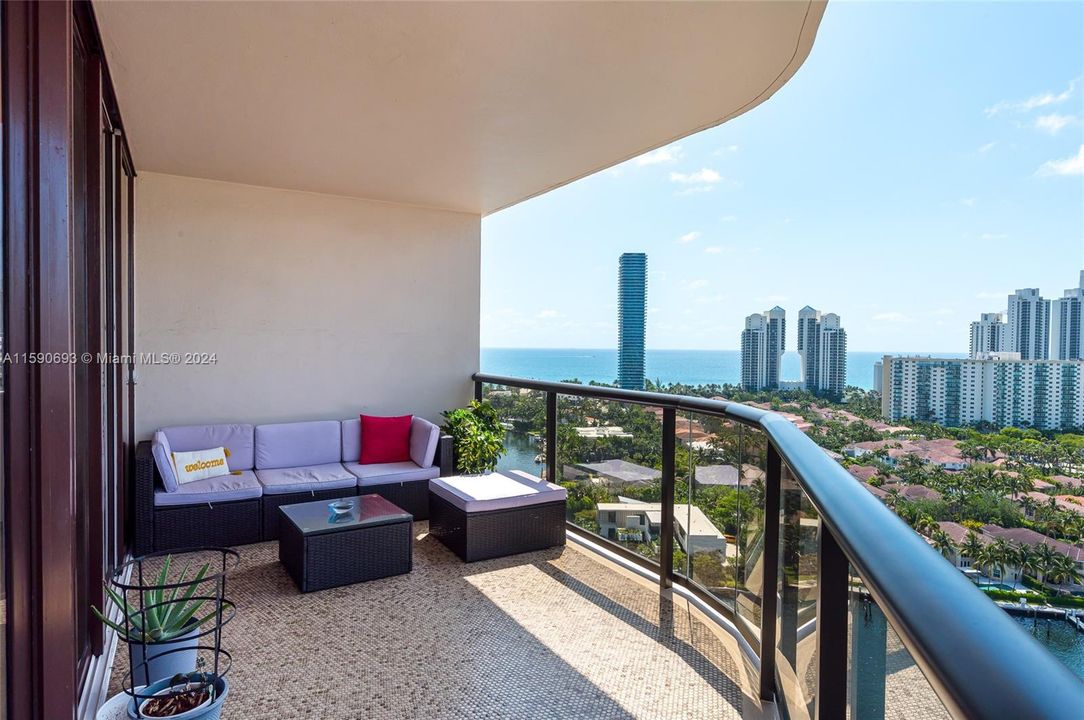 For Sale: $1,050,000 (2 beds, 2 baths, 1522 Square Feet)