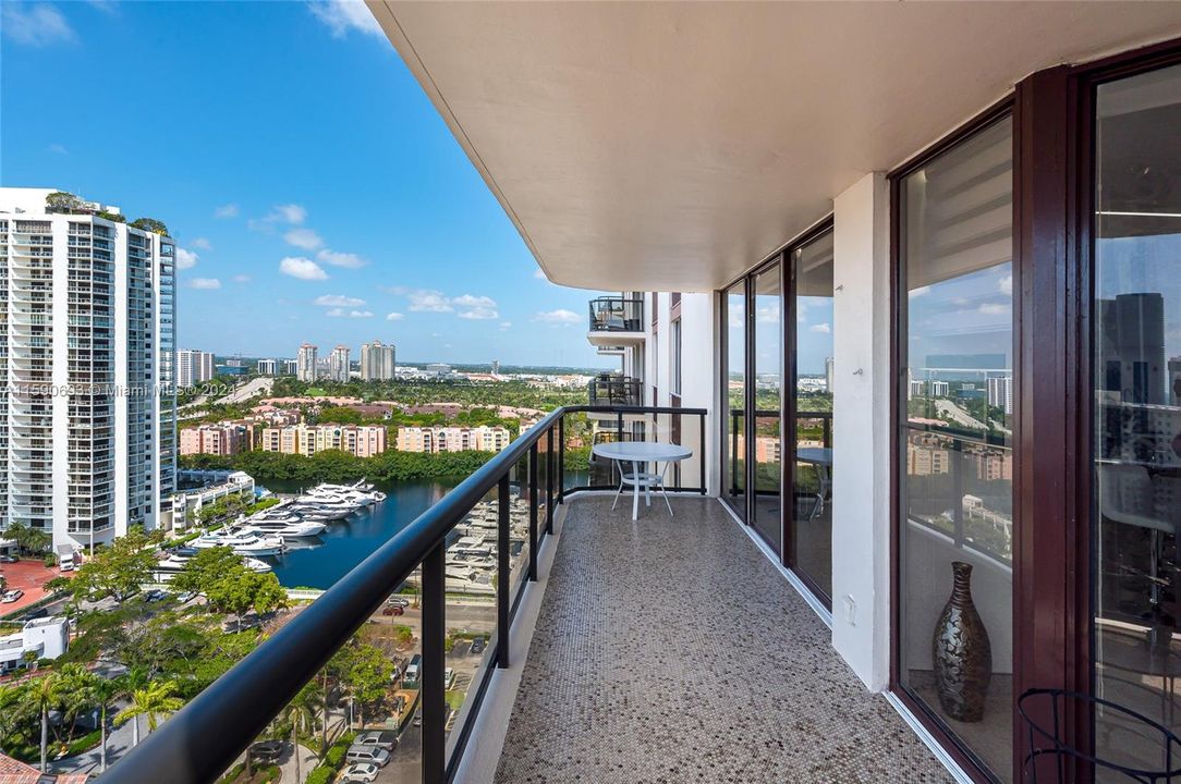 For Sale: $1,050,000 (2 beds, 2 baths, 1522 Square Feet)