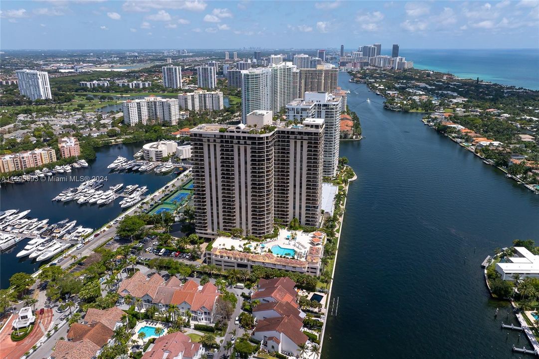 For Sale: $1,050,000 (2 beds, 2 baths, 1522 Square Feet)