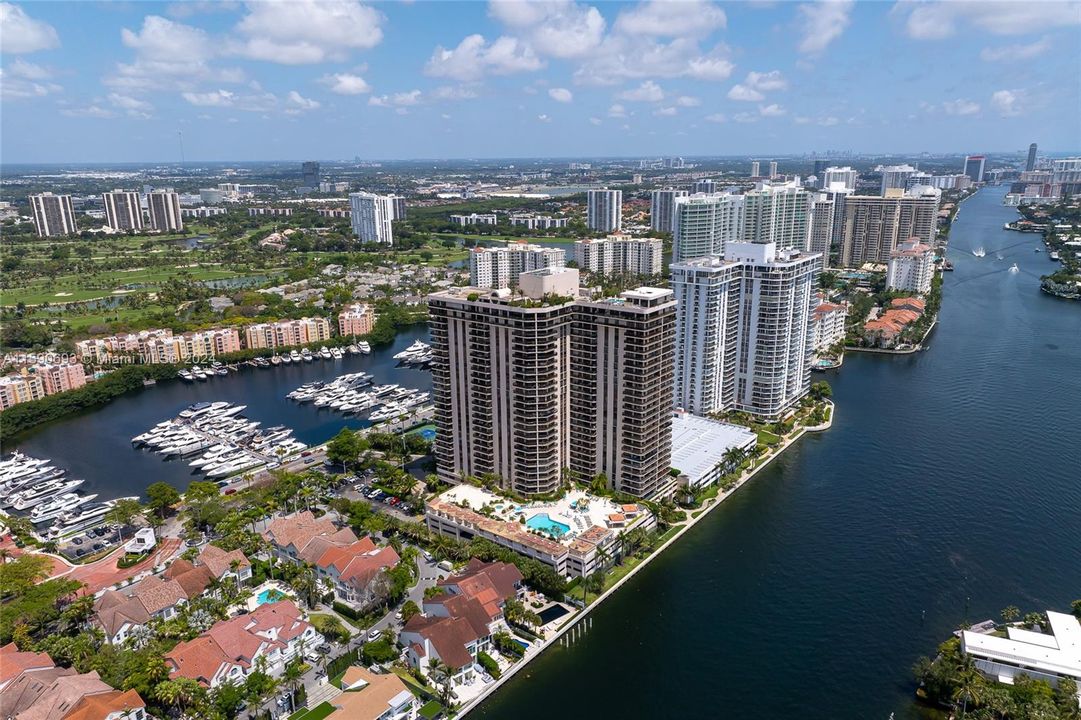 For Sale: $1,050,000 (2 beds, 2 baths, 1522 Square Feet)