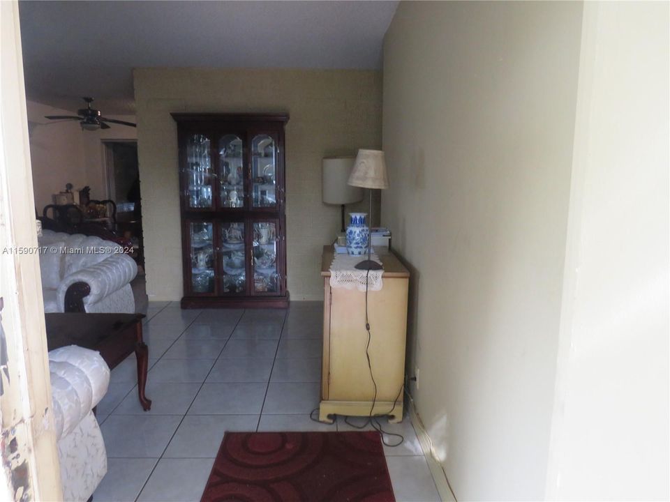 For Sale: $329,900 (2 beds, 1 baths, 864 Square Feet)