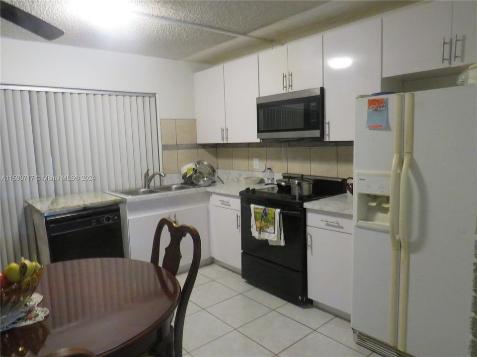 For Sale: $329,900 (2 beds, 1 baths, 864 Square Feet)
