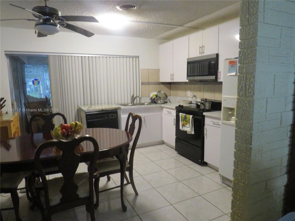 For Sale: $329,900 (2 beds, 1 baths, 864 Square Feet)