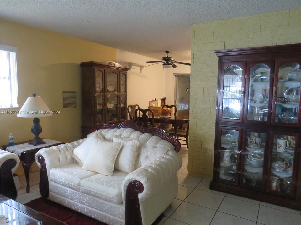 For Sale: $329,900 (2 beds, 1 baths, 864 Square Feet)