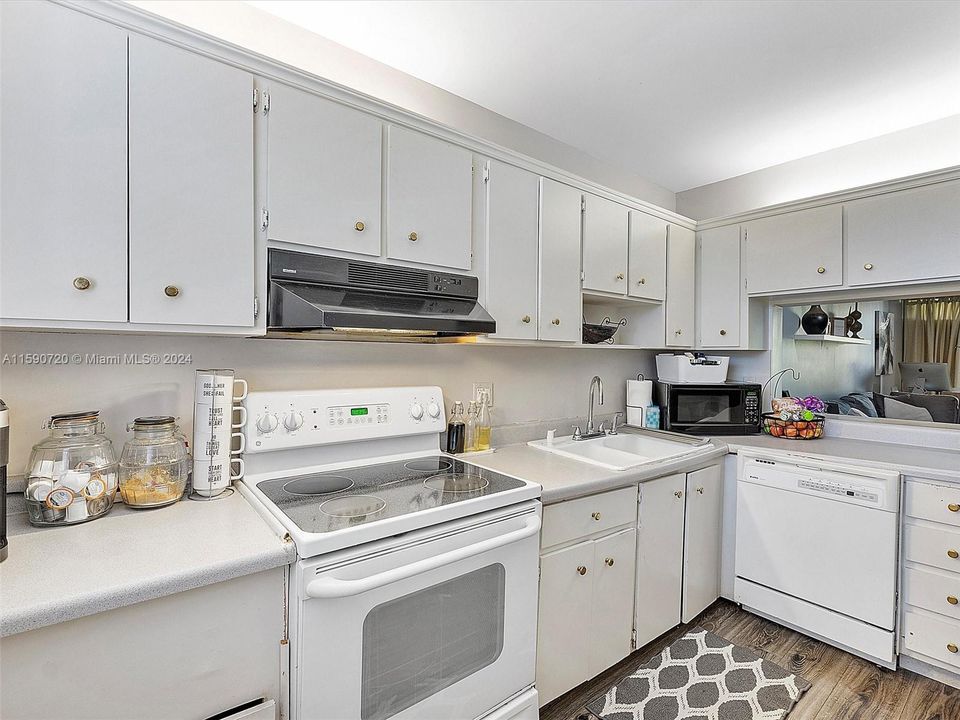 For Sale: $240,000 (2 beds, 2 baths, 1068 Square Feet)