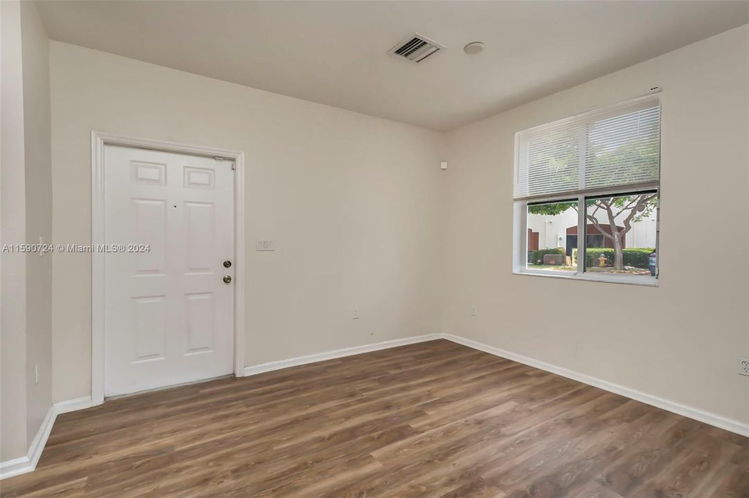 Active With Contract: $2,800 (3 beds, 2 baths, 1420 Square Feet)