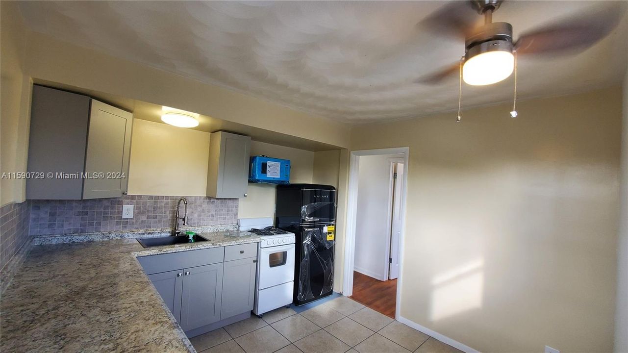 Active With Contract: $1,750 (2 beds, 1 baths, 760 Square Feet)