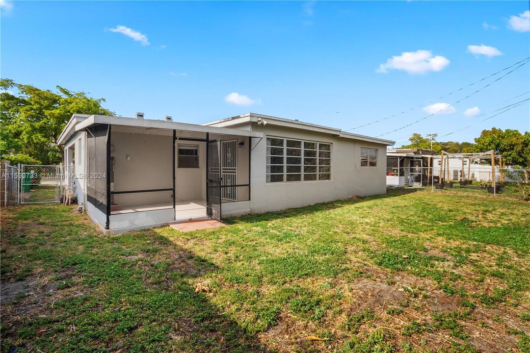 Active With Contract: $465,000 (3 beds, 2 baths, 1515 Square Feet)