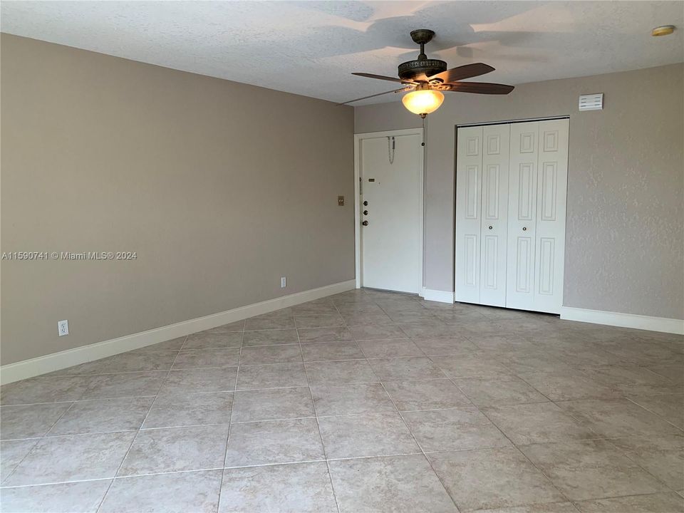 For Rent: $2,300 (2 beds, 1 baths, 812 Square Feet)