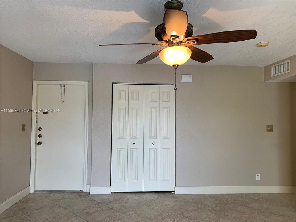 For Rent: $2,300 (2 beds, 1 baths, 812 Square Feet)