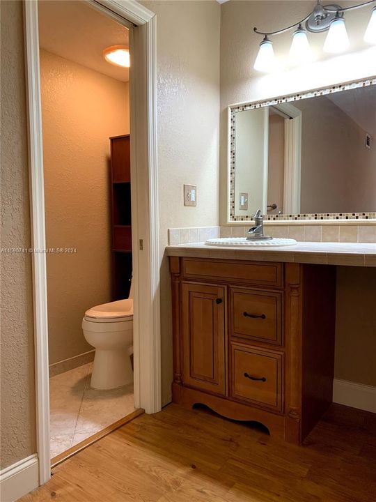 Master 1/2 bathroom