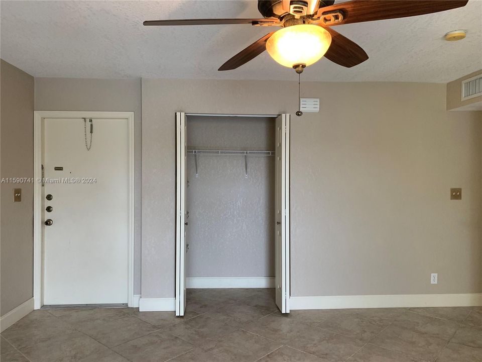 For Rent: $2,300 (2 beds, 1 baths, 812 Square Feet)
